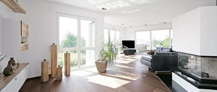 Weiße Fenster aus Kunststoff in einem modernen Obergeschosszimmer mit Ausblick ins Freie