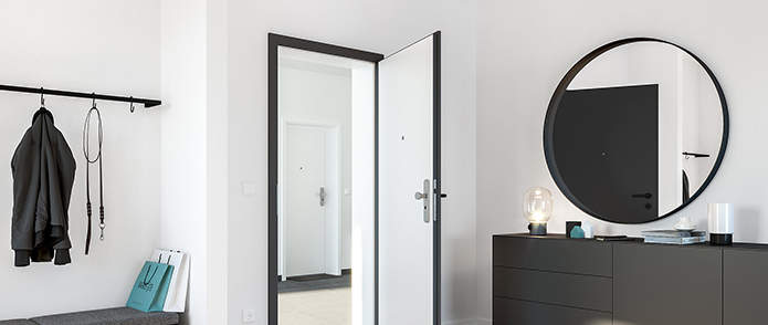 Türen für den Wohnungseingang, zum Beispiel in weißer Optik und schwarzem Türrahmen